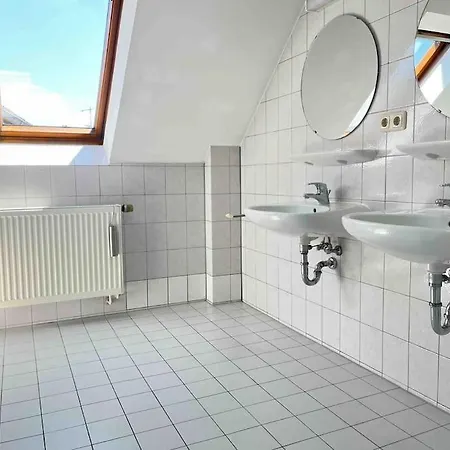 Sad403 - Geraeumig Eingerichtete Monteurwohnung Apartamento Schwandorf in Bayern