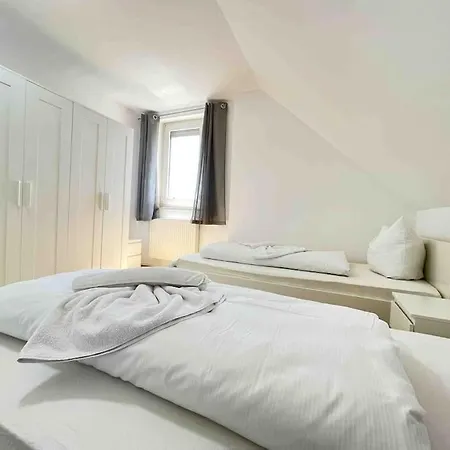 Sad403 - Geraeumig Eingerichtete Monteurwohnung Apartamento Schwandorf in Bayern